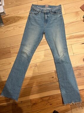 Mother denim The Insider Sneak Jeans with fray
Color: love on the beat